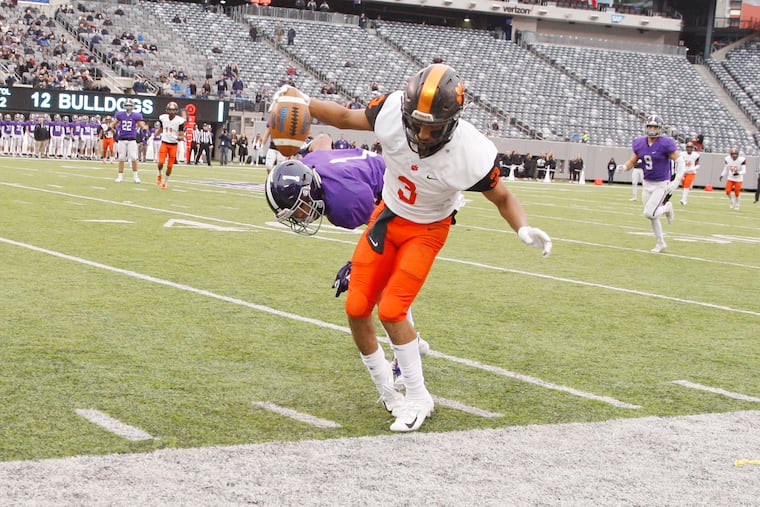 Wilson's Naiem Simmons gets both feet in bounds after making a catch in the third quarter.