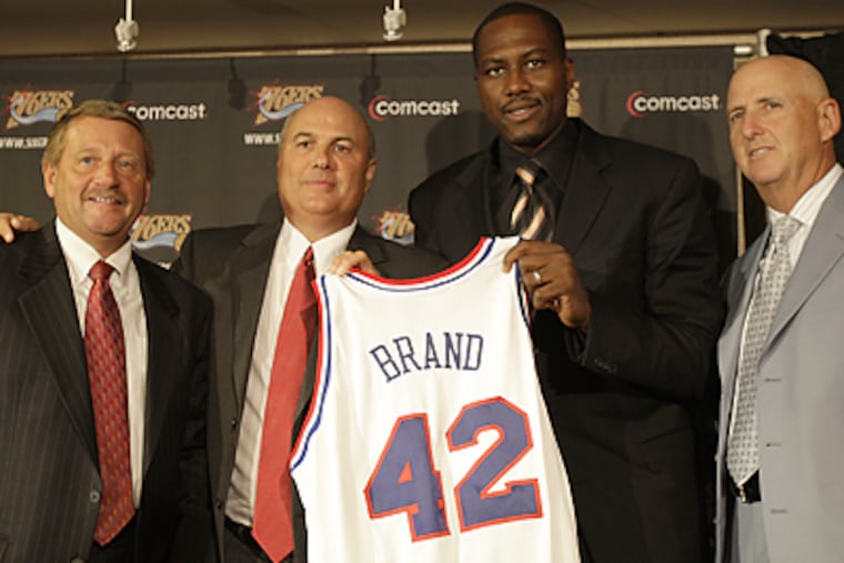 Elton Brand poses for a photo with his agent, David Falk (right), Comcast Spectacor President Peter Luukko (left) and 76ers GM Ed Stefanski (center). (David Maialetti/Daily News)