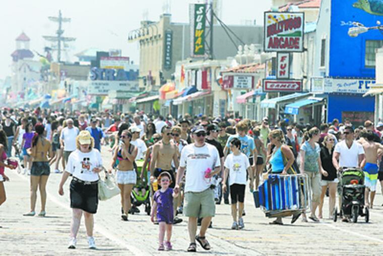 Large numbers of people flocked to the region's beaches and boardwalks over the weekend. ( Akira Suwa / Staff Photographer )
