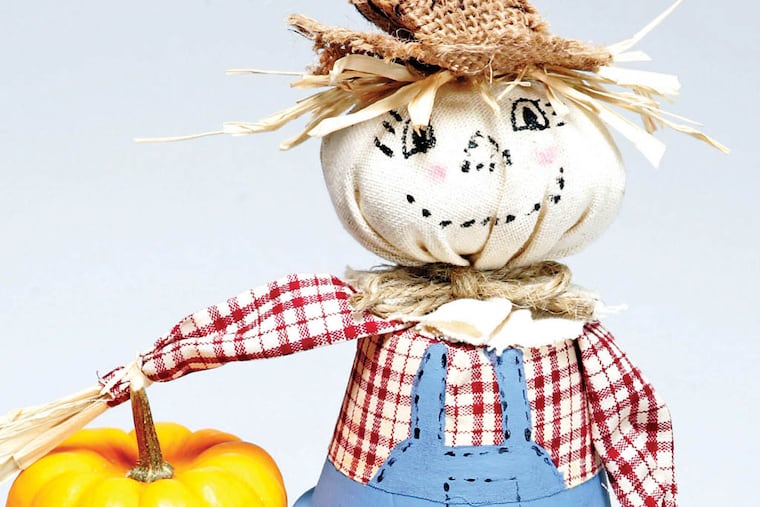 CRAF12F
Nothing is more fall-like than scarecrows dotting garden landscapes. To make this friendly fellow, go to http:/ /www.familycorner. com/homegarden/crafts/claypotscarecrow. (Ken Love/Akron Beacon Journal/MCT)