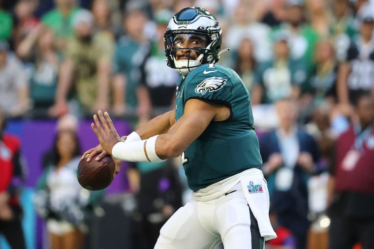 Philadelphia Eagles quarterback Jalen Hurts throws to Philadelphia Eagles tight end Dallas Goedert for a first down in the first quarter at Super Bowl LVII against the Kansas City Chiefs at State Farm Stadium on Sunday, Feb. 12, 2023, in Glendale, AZ.