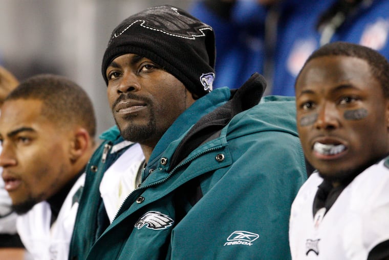 Michael Vick, flanked by DeSean Jackson (left) and Jeremy Maclin on the bench in 2010. Vick and Jackson spoke on a podcast about the end of their Eagles tenure and how it felt.