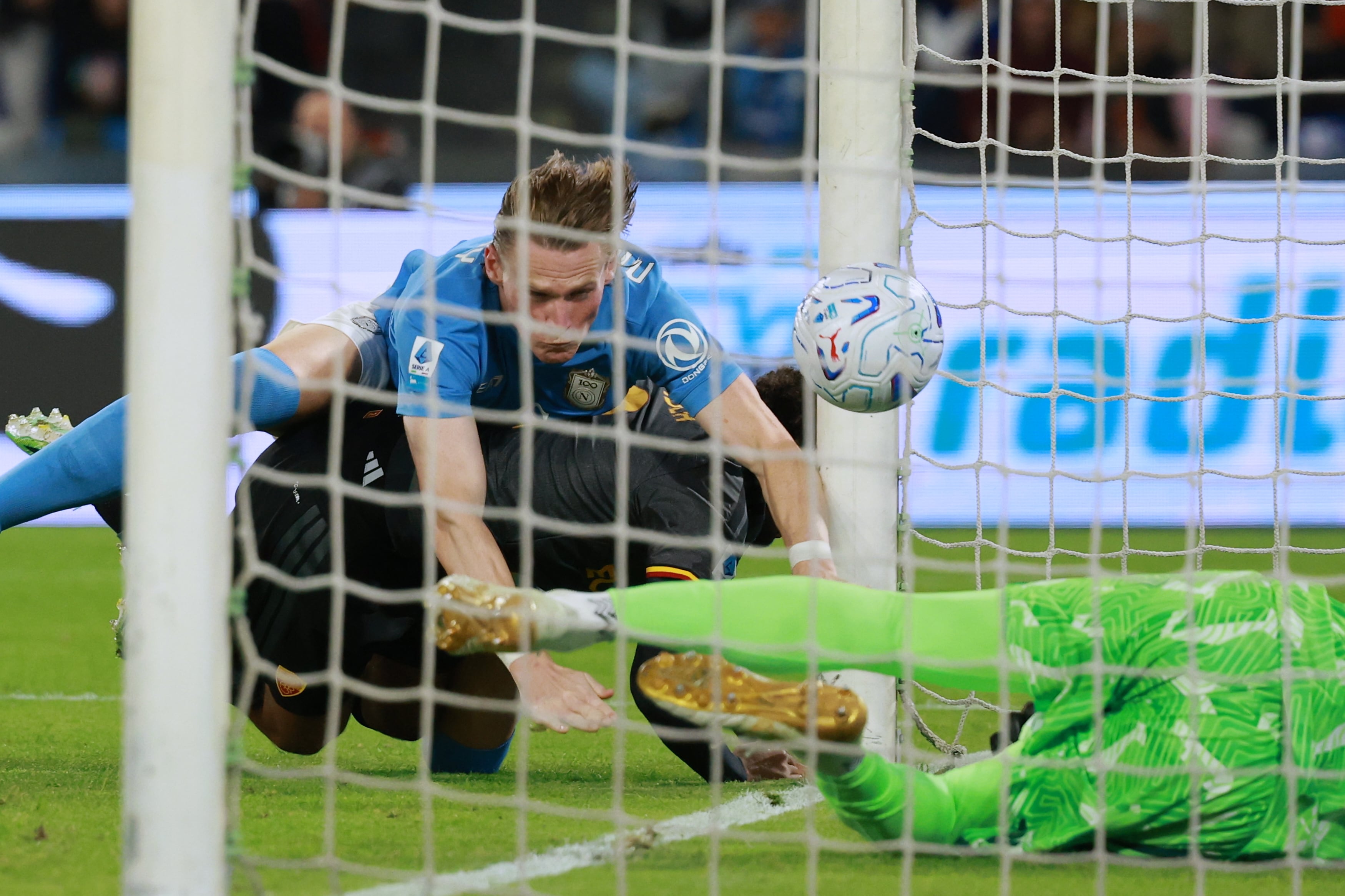 Roma holds Napoli to dramatic draw and Dortmund beats Frankfurt ahead of Bayern clash