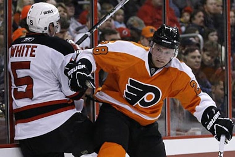 Claude Giroux scored the game-tying goal in the Flyers' comeback victory against the Devils. (AP Photo/Matt Slocum)