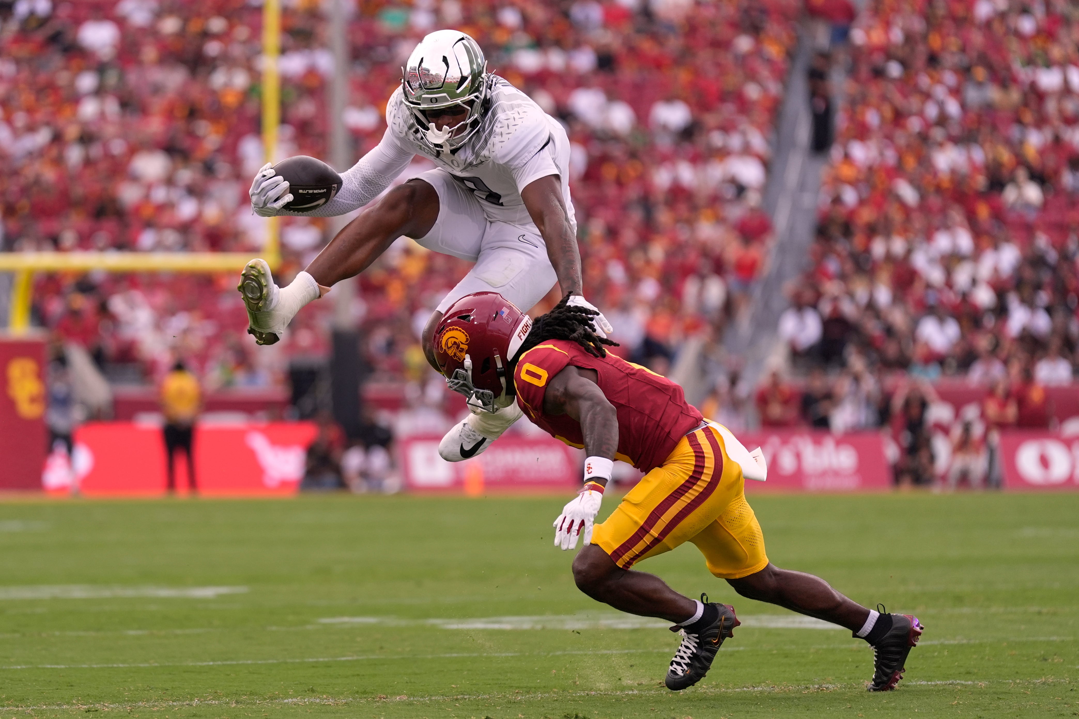 Dylan Raiola leads No. 20 Oregon past No. 12 USC 41-27 after Dante Moore's frightening injury