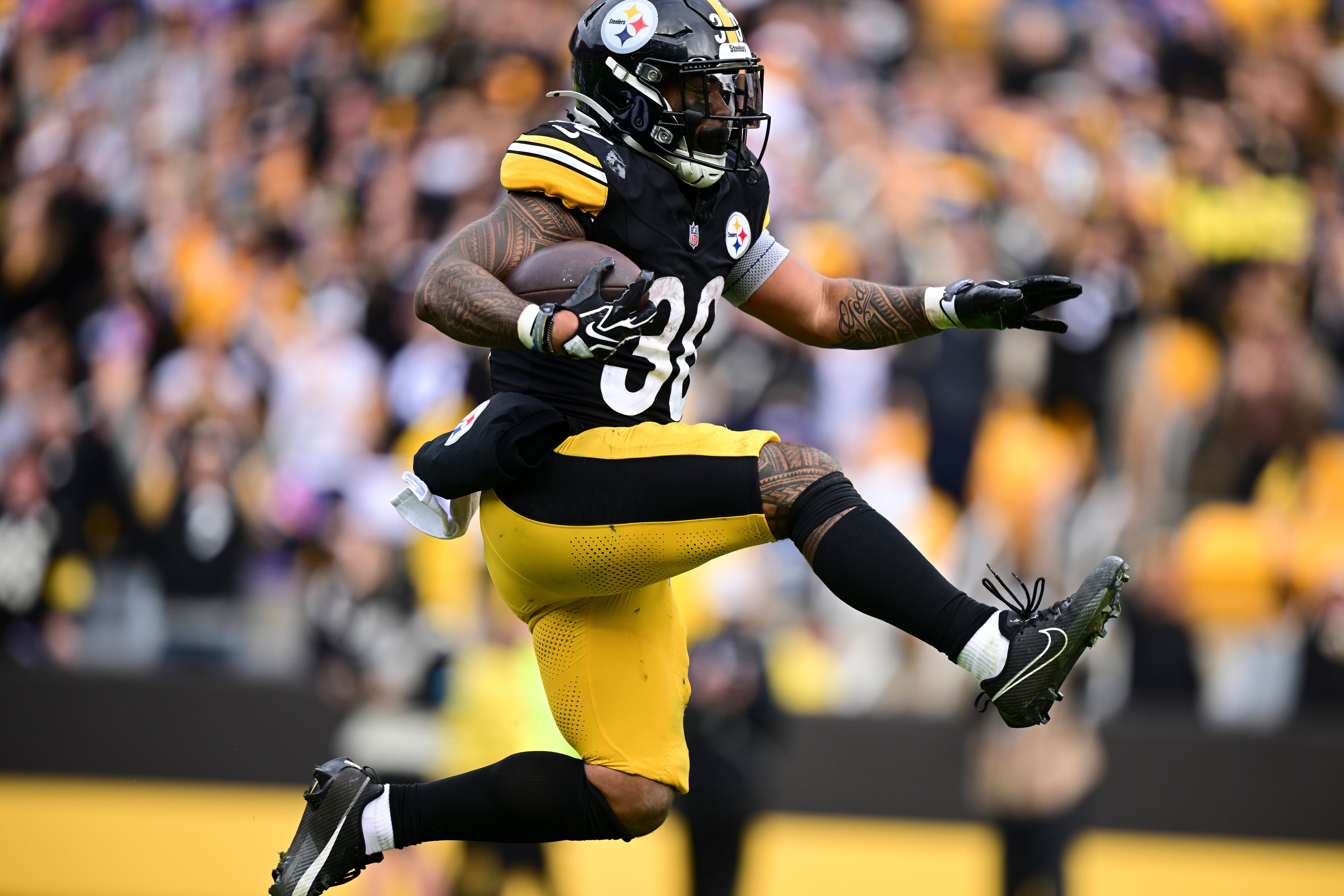Jaylen Warren's brilliance leads the Steelers past the Colts 34-22