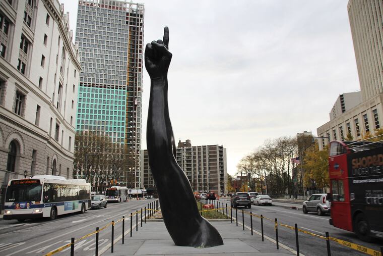 The work "Unity" by the US artist Hank Willis Thomas. The sculpture consists of an almost seven-meter-high arm with a hand and an outstretched index finger, modeled after Joel Embiid. It has recently been placed on the central strip of a street in the Brooklyn district, very close to the Brooklyn Bridge.