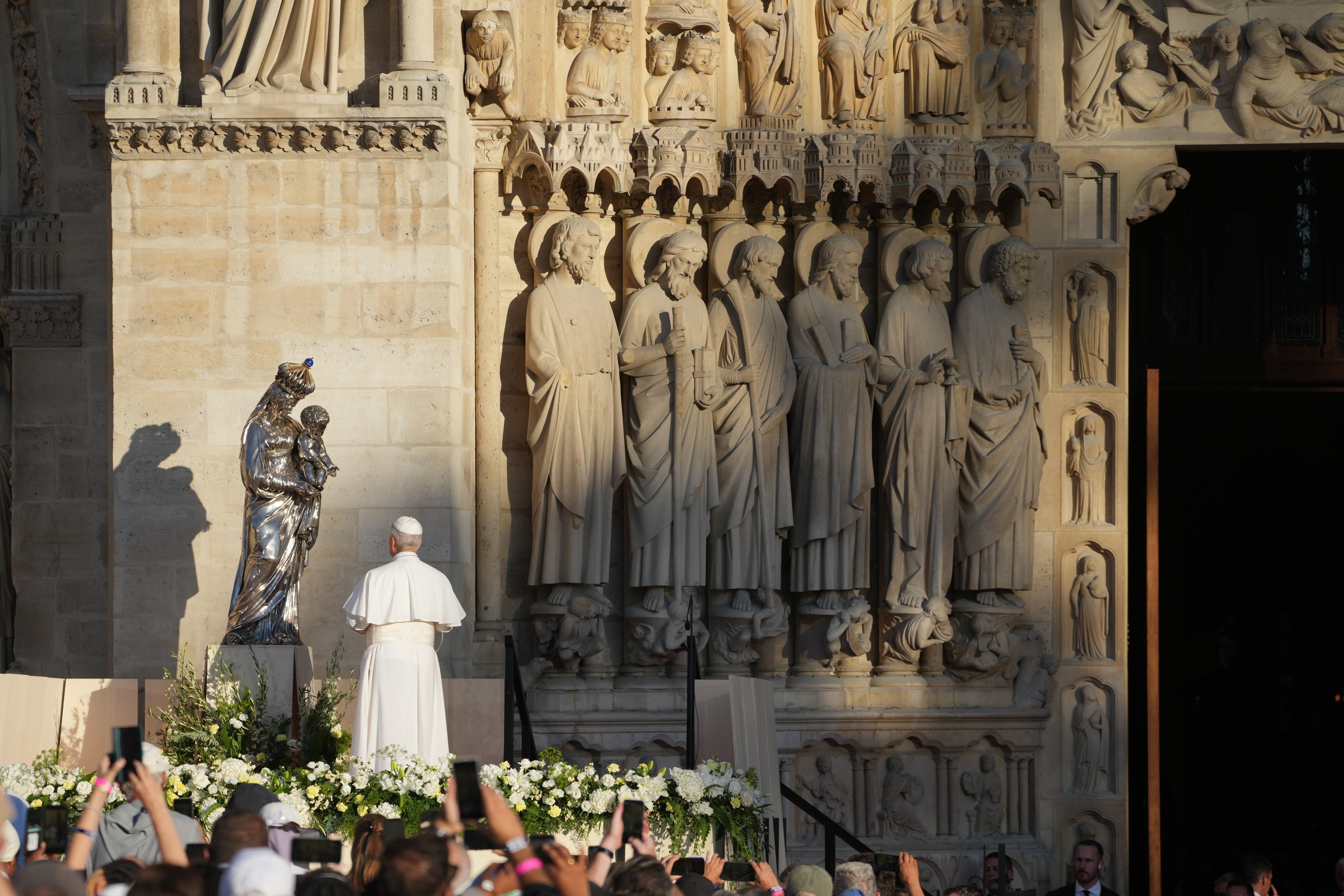 Pope praises free press, warns a ‘paradise of machines’ could undermine humanity as he opens France trip