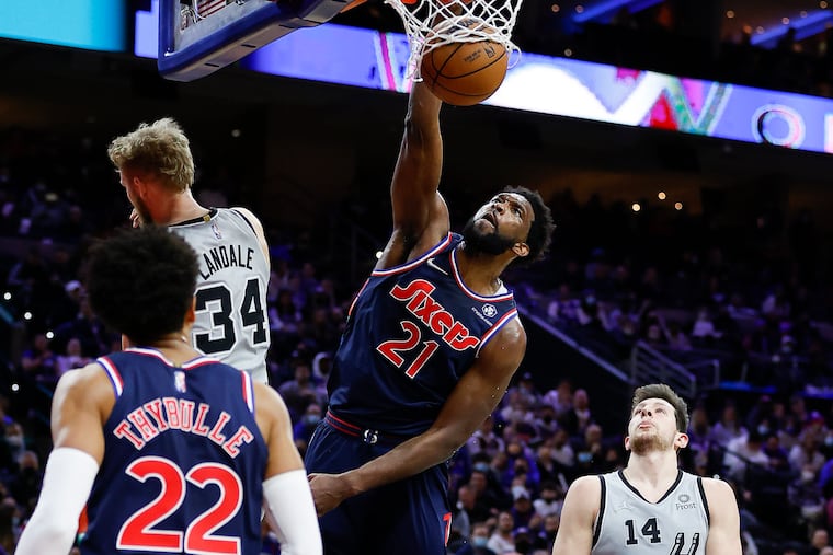 Sixers center Joel Embiid dunks the ball in the second quarter of the team's blowout of San Antonio Friday night at the Wells Fargo Center.