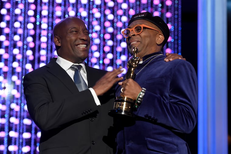ARCHIVO – En esta fotografía de archivo del 14 de noviembre de 2015 John Singleton, izquierda, y Spike Lee, galardonado con un Oscar honorario posan en el escenario de los Premios de los Gobernadores en Los Angeles. Singleton, el primer director de raza negra nominado al Oscar y el más joven en conseguirlo a los 24 años falleció casi dos semanas después de sufrir un derrame cerebral a los 51 años el 29 de abril de 2019.(Foto Chris Pizzello/Invision/AP, archivo)
