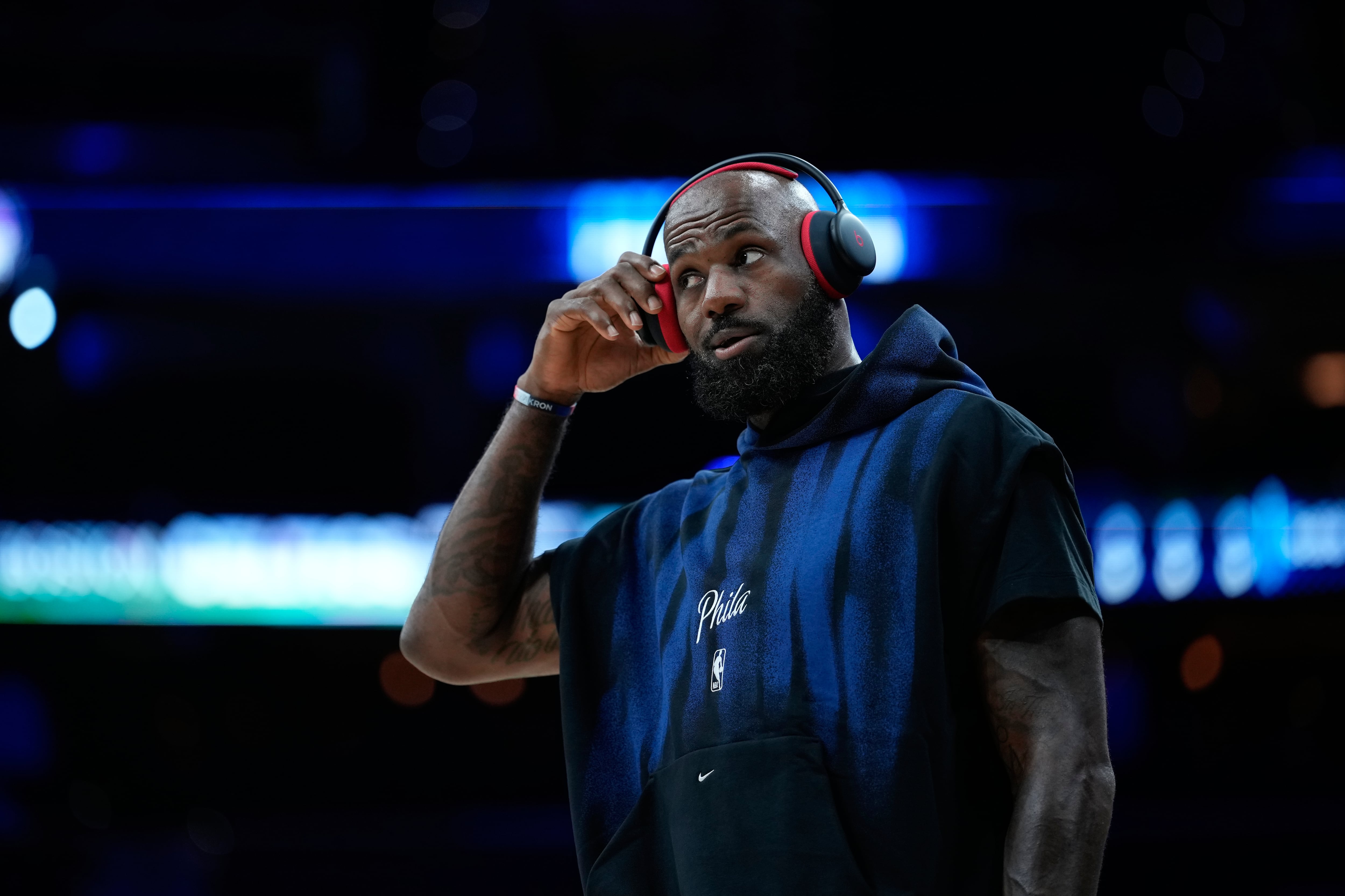 LeBron James tosses chalk, gets 76ers intro for 1st time in Philadelphia in front of roaring fans
