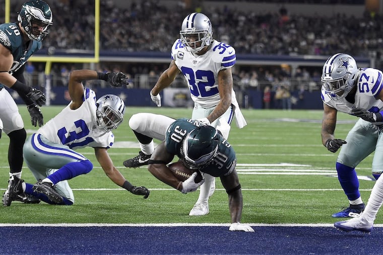 Corey Clement scores on a 2-point conversion during the 3rd quarter of the Eagles’ 37-9 win over Dallas Sunday night.