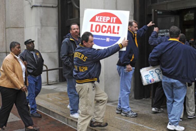 Members of the Teamsters, employees of Philadelphia Media Holdings, enter the Robert Nix Federal Building where the bankruptcy proceedings of the company are held. They support current management. (Clem Murray / Staff Photographer)