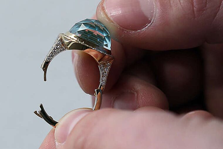 Eric Alulis shows a ring with the Superfit hinge-and-latch closure. Celebrities and European clientele like the feature. A Canadian site opens in June.