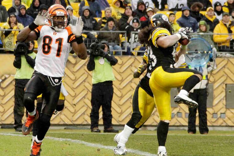 Steelers safety Troy Polamalu (right) intercepts a pass intended for frustrated Cincinnati Bengals receiver Terrell Owens (81).