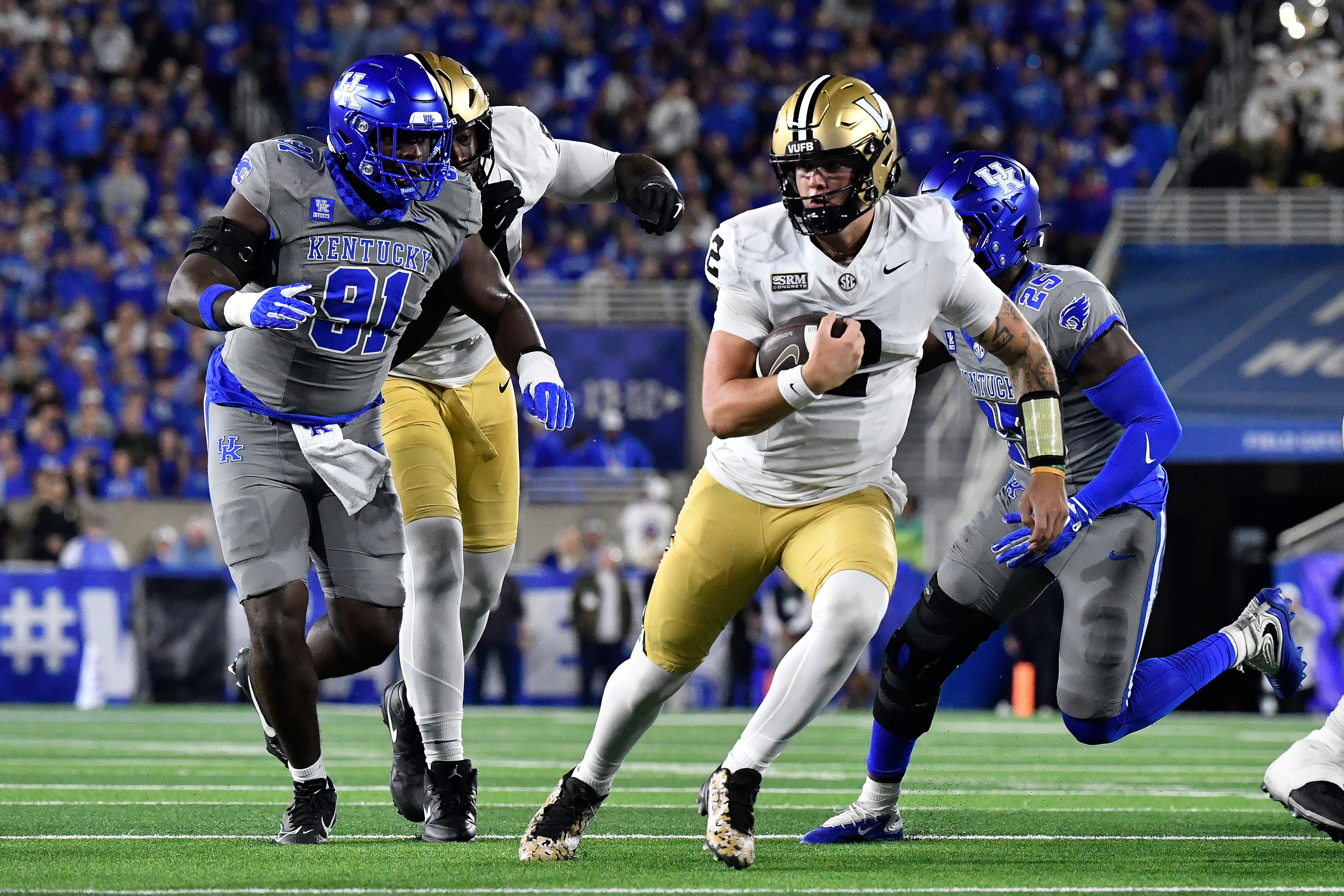 Kenny Minchey helps No. 12 Kentucky beat Vanderbilt 34-17