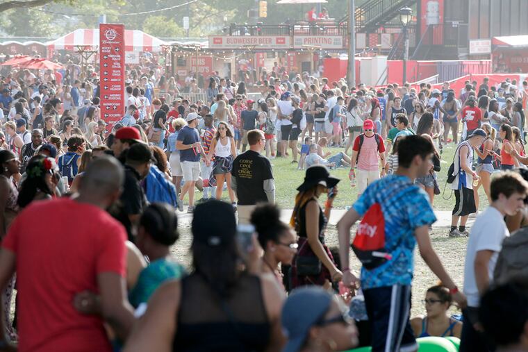 Music fans at the 2016 Made In America music festival along the Benjamin Franklin Parkway on Saturday, September 3, 2016. YONG KIM / Staff Photographer
