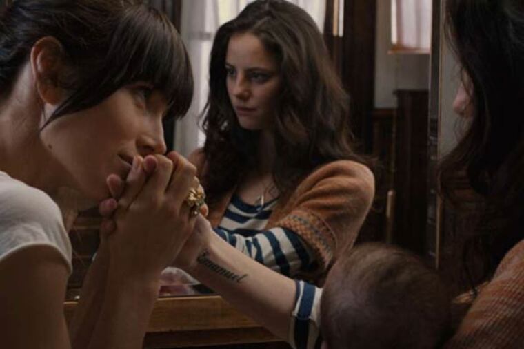 Jessica Biel plays a single mom who moves in next door to the title character, played by Kaya Scodelario.
