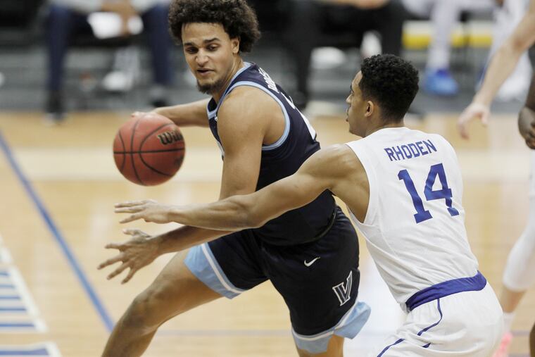 Villanova’s Jeremiah Robinson-Earl, left, beats Seton Hall’s Jared Rhoden to a rebound and passes behind his back before going out of bounds during the first half.