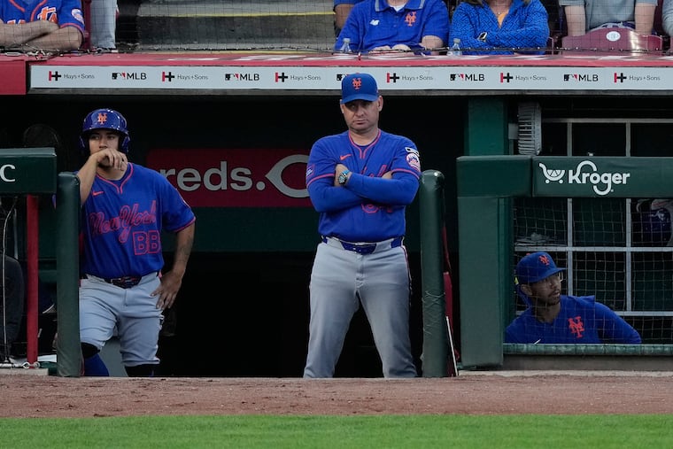 Carlos Mendoza (center) led the Mets to a 206-199 record and a berth in the NL Championship Series in 2024. But they did not make the playoffs in 2025.