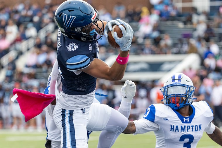 Lucas Kopecky (16) catches the ball to score a touchdown against Hampton during the first half on Saturday.
