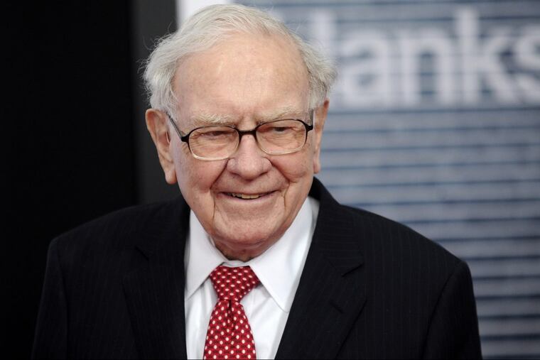 Warren Buffett attends "The Post" premiere on December 14, 2017 at the Newseum in Washington, D.C.