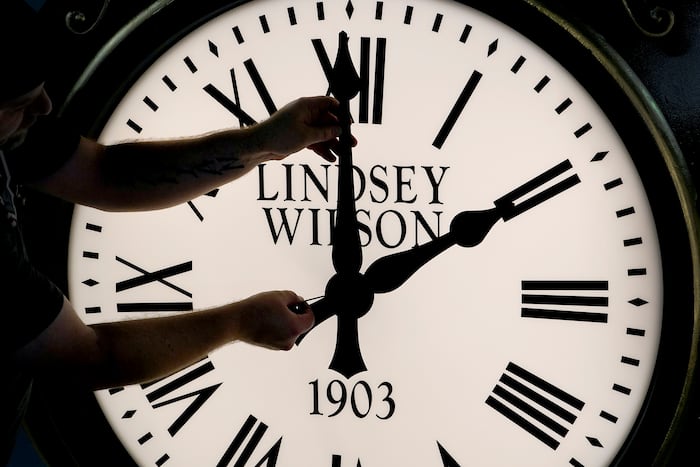 Email Standards Photo When daylight saving time 2026 ends Sunday, clocks fall back in Philly ...