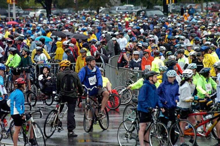 Hundreds of bikers gather at the start of the fourth annual Bike Philly ride through the city. (Ron Tarver / Staff Photographer)