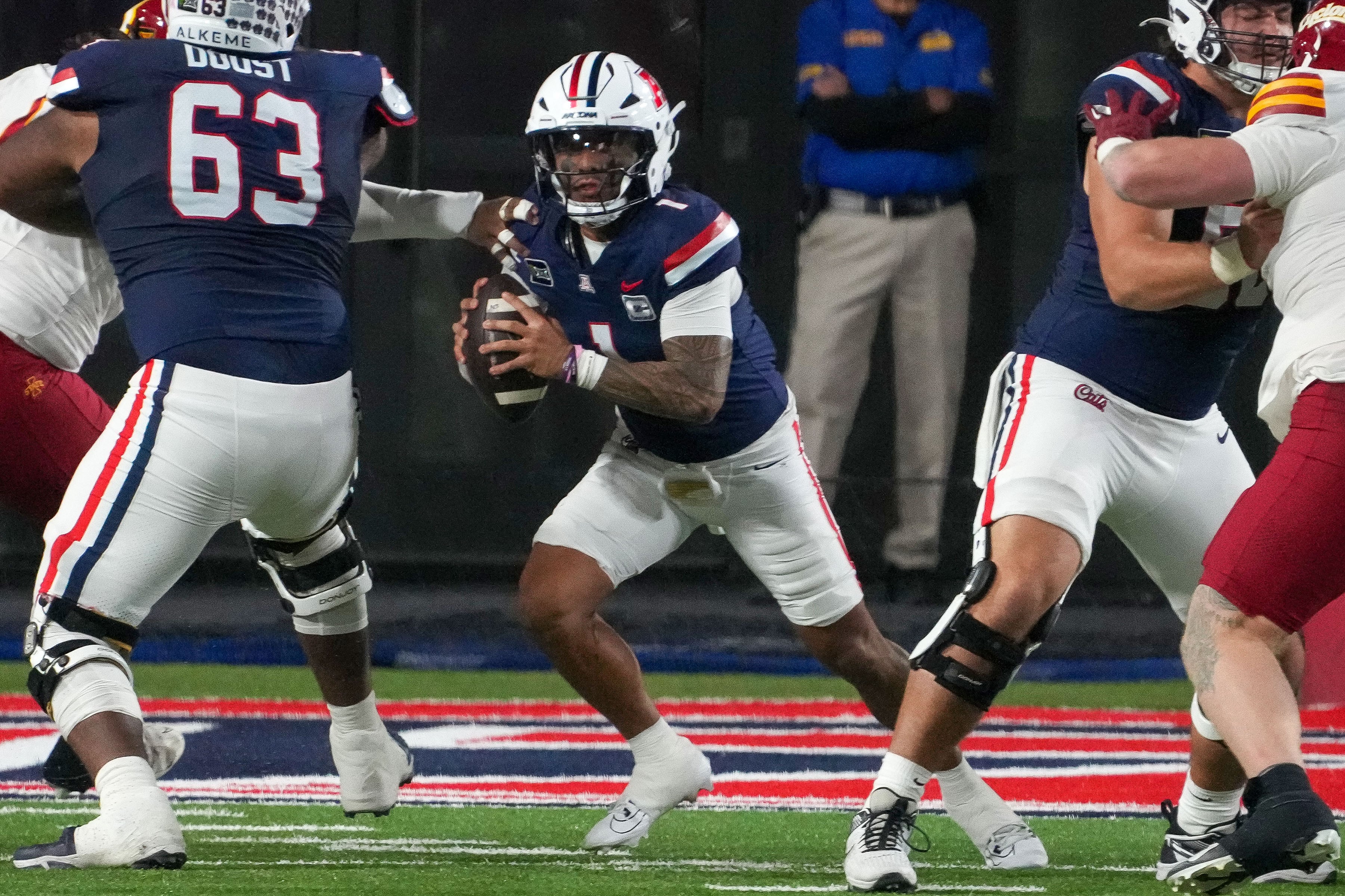 Noah Fifita throws for 308 yards and 2 TDs, No. 25 Arizona dominates Iowa State 39-3