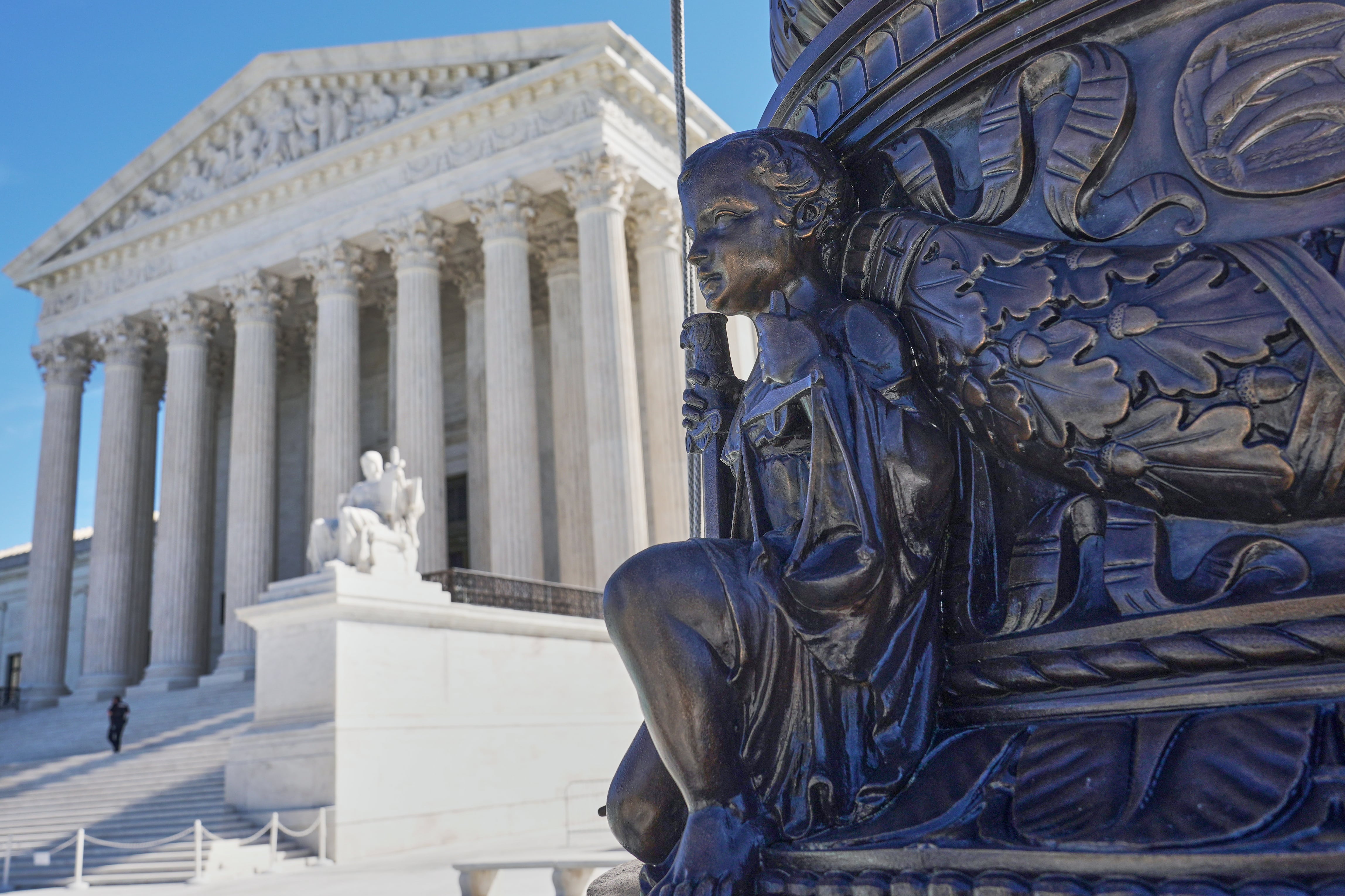 Alito steps aside in a major climate case after scrutiny over oil stock holdings
