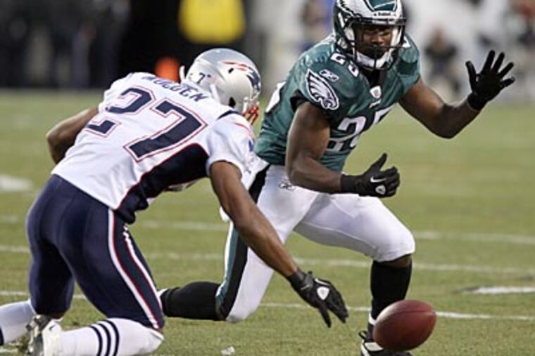 Eagles running back LeSean McCoy drops a pass in the first quarter against the Patriots. (Yong Kim/Staff Photographer)