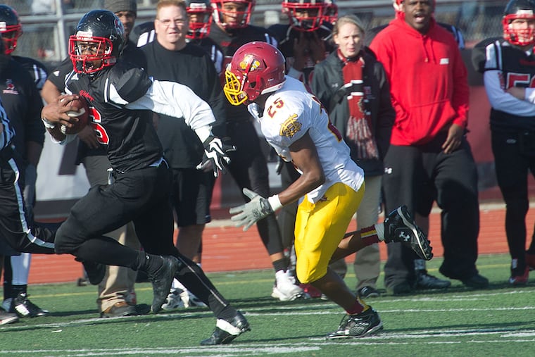 Northeast's Jaquan Amos (left) outruns Central's Kei-shon Graham.