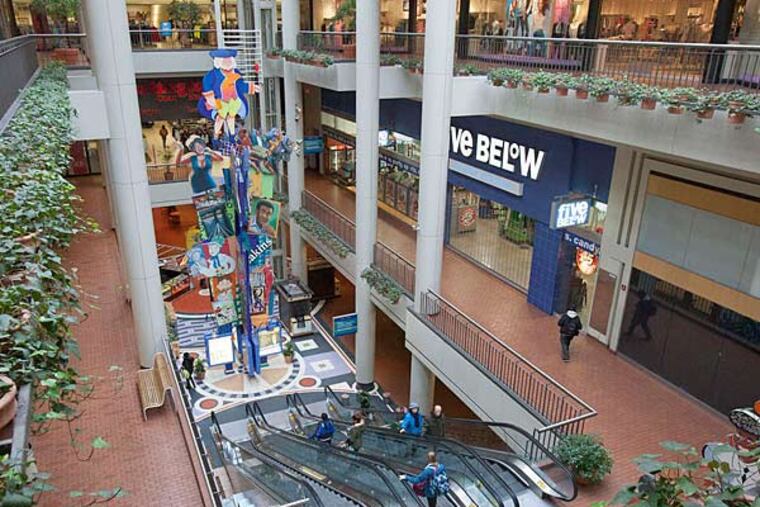 The Gallery in Center City, considered a cutting-edge shopping center three decades ago, has a vibrant concourse area, but its upper floors have many vacancies and little foot traffic. (Ed Hille/Staff)