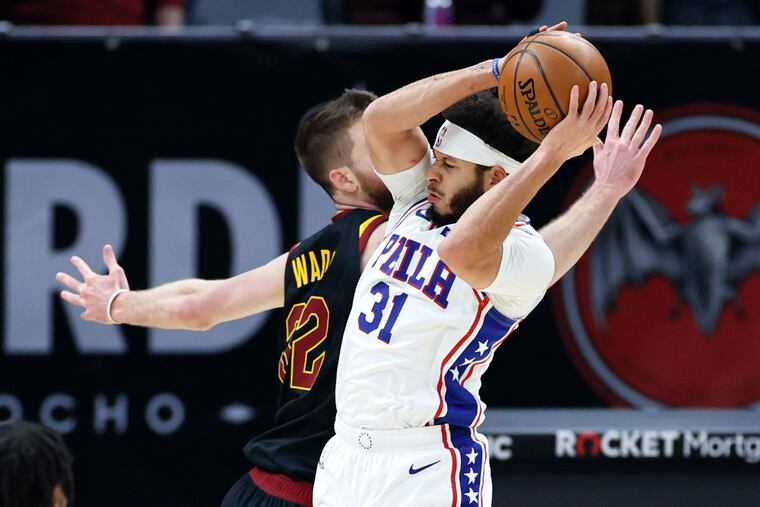 Sixers' Seth Curry (31) grabs a rebound against the Cavaliers' Dean Wade.