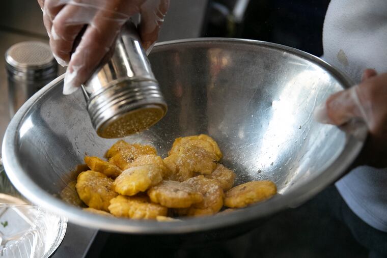 El chef José Luis Reynoso prepara tostones dentro de su camión de comida, Alta Cocina, ubicado en el vecindario de Juniata, el martes 28 de julio de 2020.