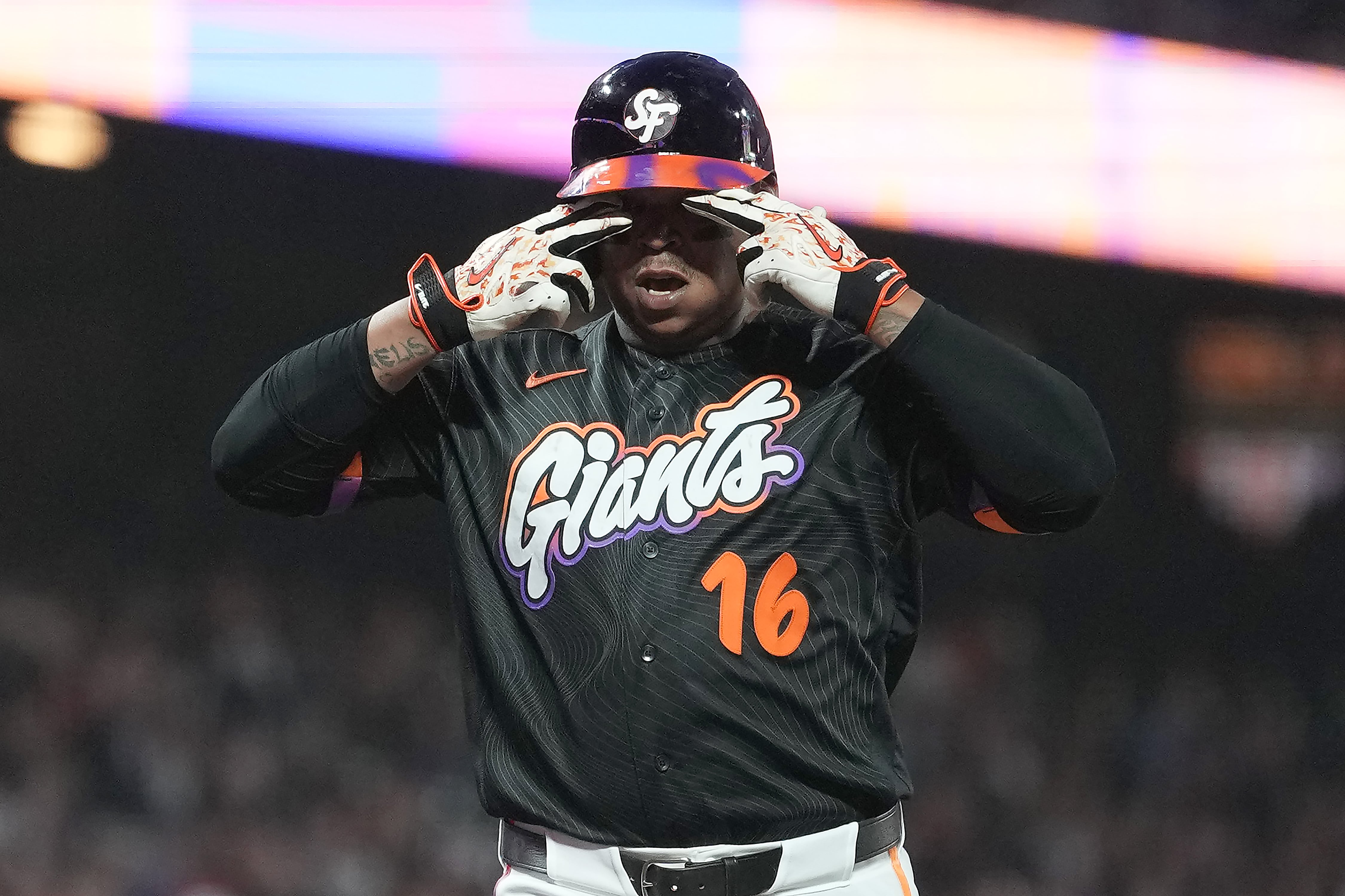 Rafael Devers bounces a homer into McCovey Cove as Giants beat Reds 3-1