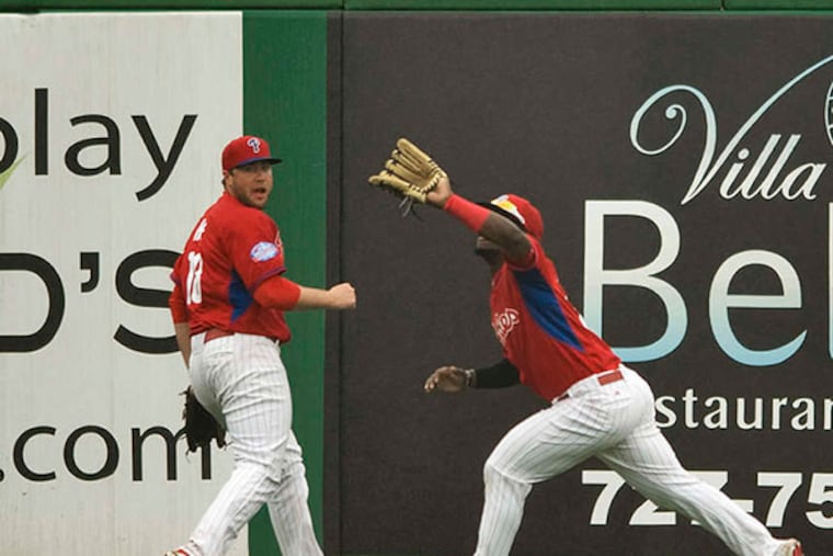 Darin Ruf watches as Odubel Herrera catches a fly ball. (Steve Nesius/Photo)