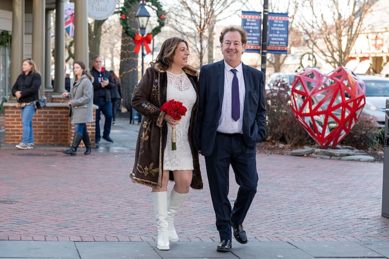 Cheryl and Nigel walking toward the ceremony.