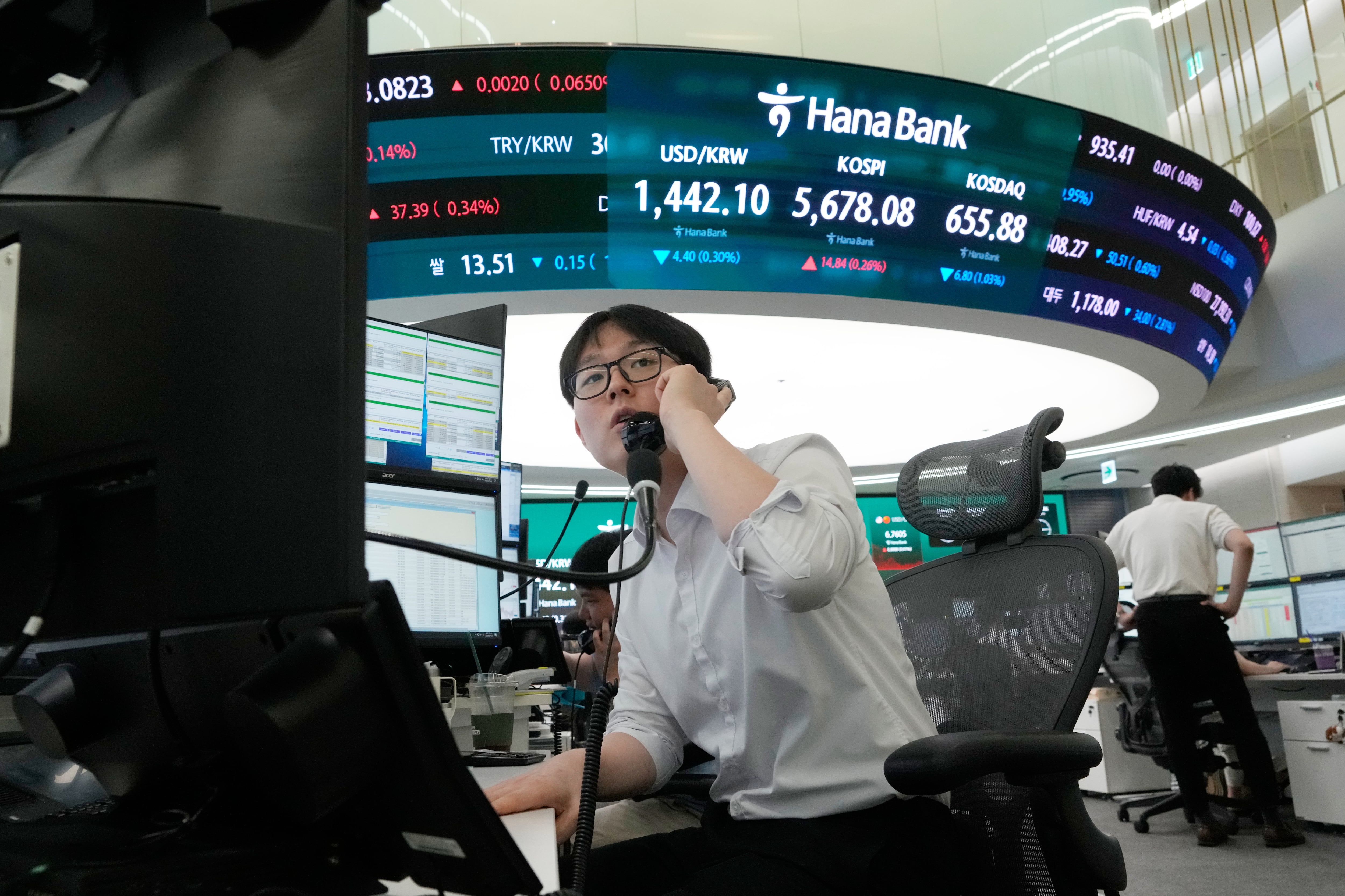 Oil prices slip and world shares are mixed as investors sell AI stocks in Asia