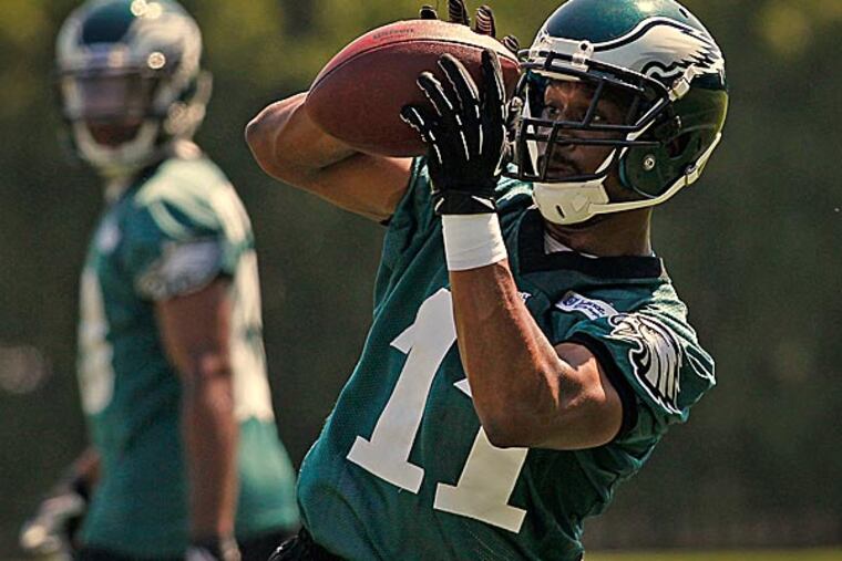 After Eagles practice sessions this spring, a few players typically stay on the field to work with the JUGS machine, catching footballs. That group always includes veteran wideout Jason Avant and undrafted rookie Russell Shepard. (Alejandro A. Alvarez/Staff Photographer)