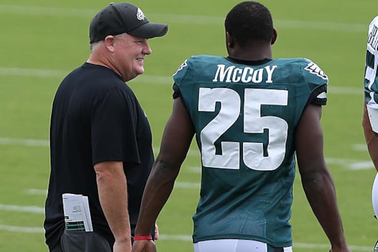 Eagles head coach Chip Kelly talks with running back LeSean McCoy. (David Maialetti/Staff Photographer)