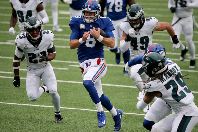 Giants quarterback Daniel Jones runs 34 yards for a touchdown, sprinting past several Eagles on his way, during New York's 27-17 victory Sunday.