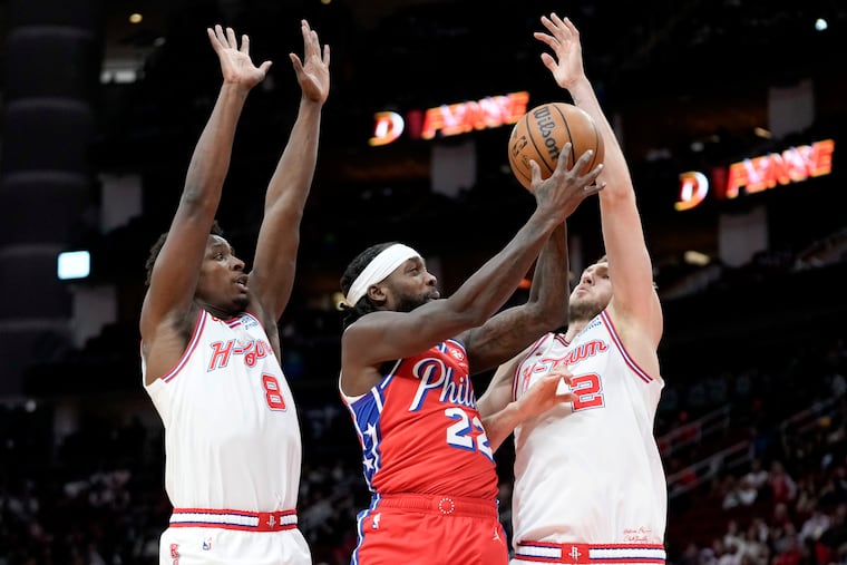 Patrick Beverley shoots as Houston Rockets forward Jae'Sean Tate and center Jock Landale defend.