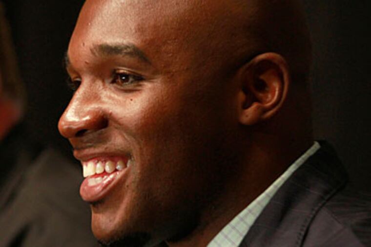 "He leads by example," Eagles guard Evan Mathis said about DeMeco Ryans. (David Swanson/Staff Photographer)