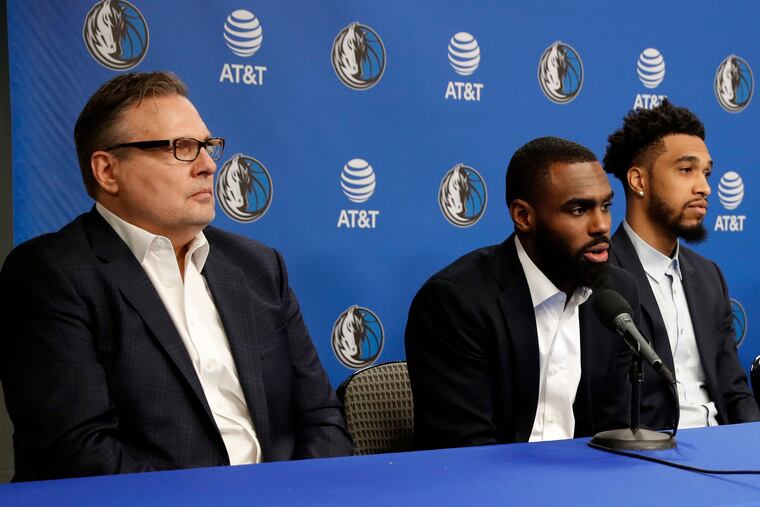 Donnie Nelson (left), shown here with players Tim Hardaway Jr. (center) and Courtney Lee, would add NBA experience to the Sixers' front office.