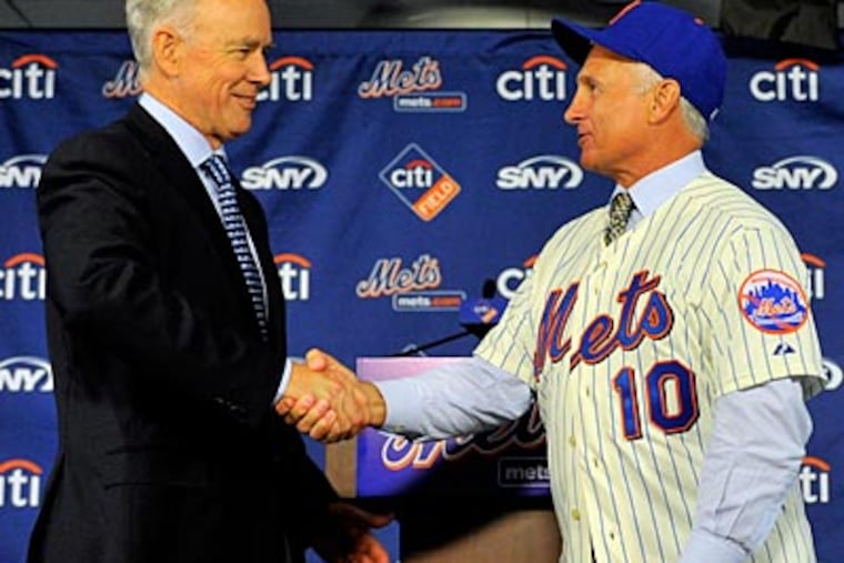 Mets GM Sandy Alderson, left, shakes hands with new manager Terry Collins in November. (AP file photo)