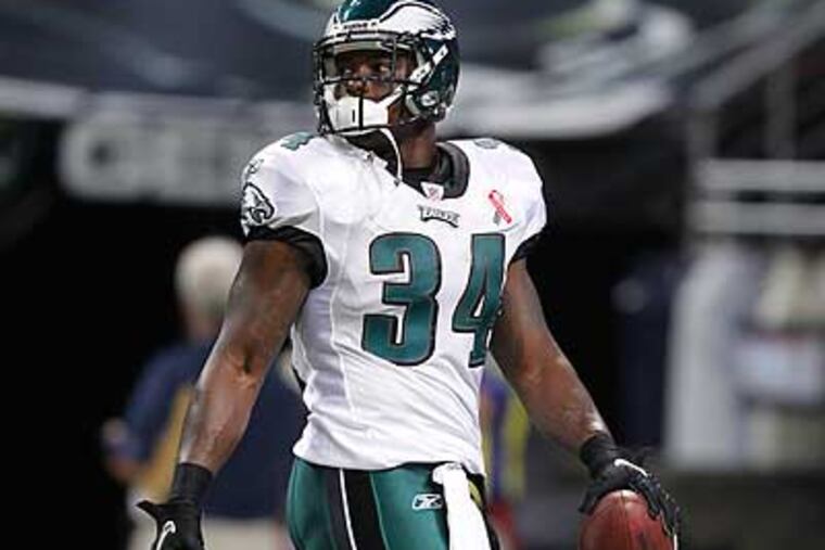 Ronnie Brown will remain an Eagle after the trade for Jerome Harrison was voided. (Jeff Roberson/AP)
