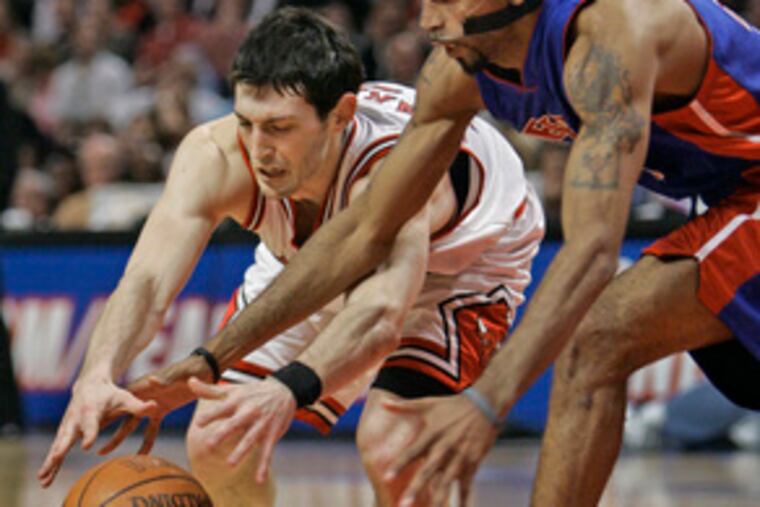 Detroit's Richard Hamilton (right) fights Chicago's Kirk Hinrich for a loose ball during the Pistons' 95-85 Game 6 victory last night.