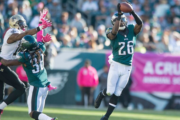 Eagles defensive back Walter Thurmond intercepts the football.