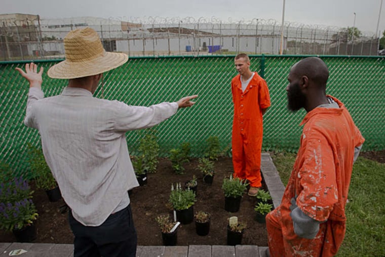 Tim Majoros (left), manager of the Roots to Re-Entry program, helps Jason Moncrief (center) and Mark Johnson design a sun garden. (ALEJANDRO A. ALVAREZ / Staff Photographer)